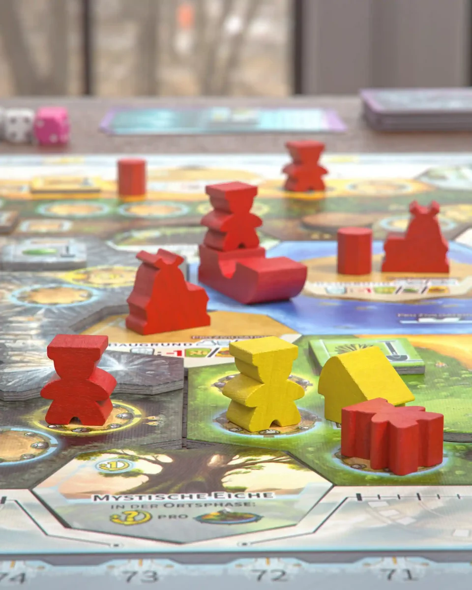 Spielfiguren auf dem Spielbrett des Brettspiels Civolution