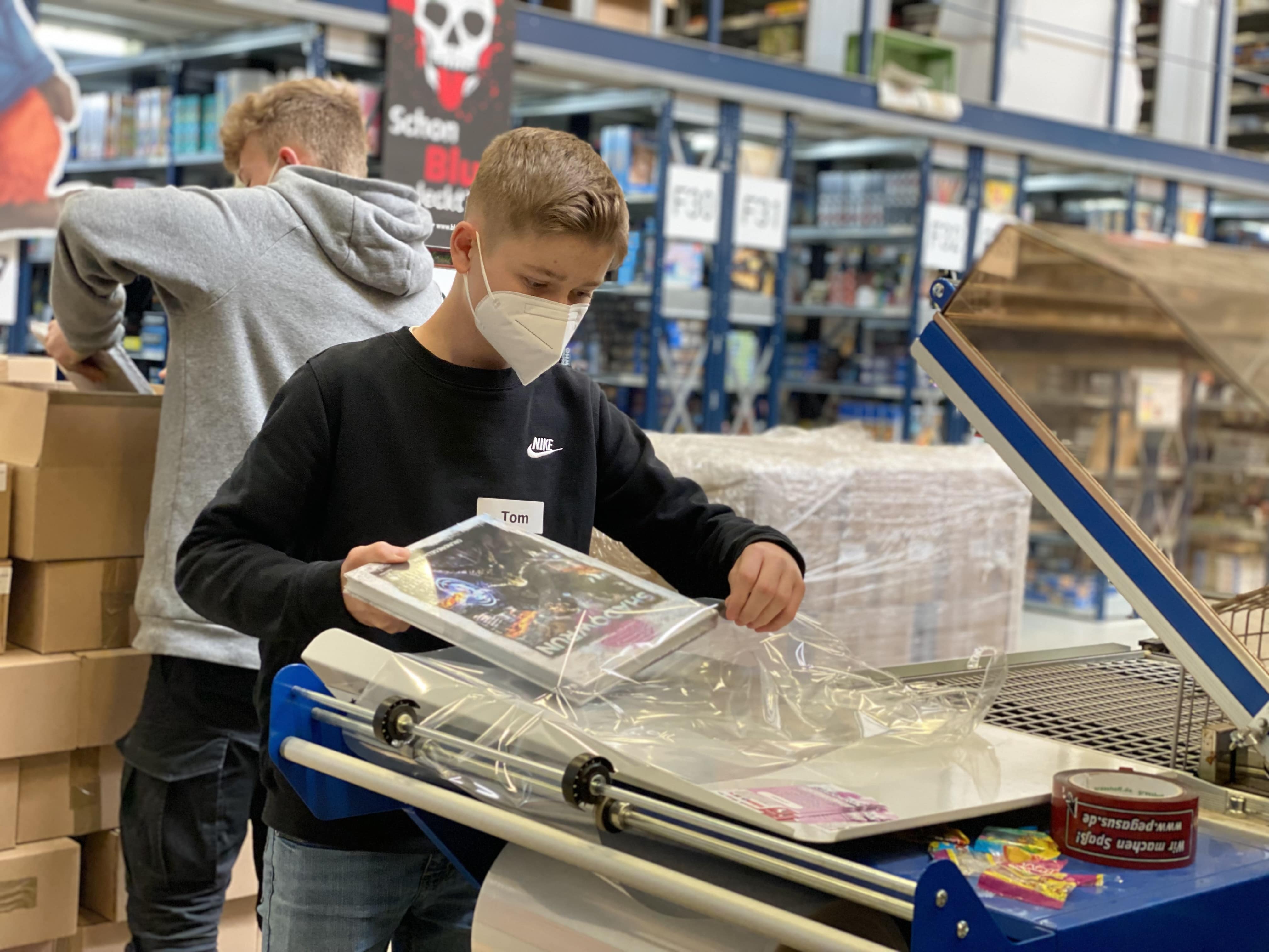 Folieren von Büchern am Girls´& Boys´Day bei Pegasus Spiele