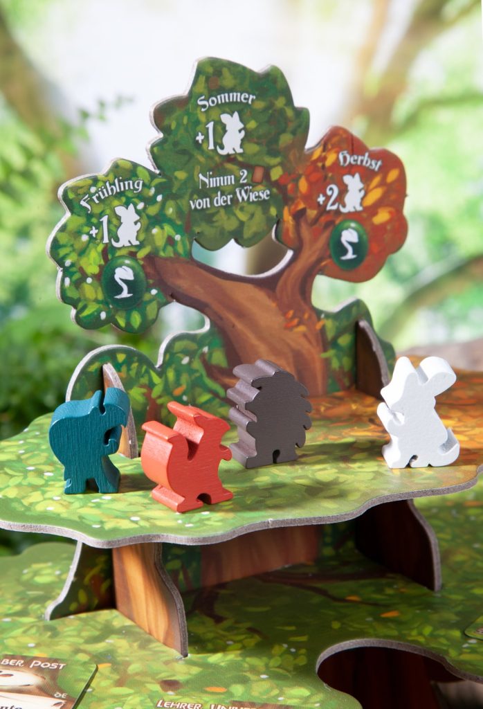 Spielmaterial des Kennerspiels Everdell: Immerbaum mit Spielfiguren