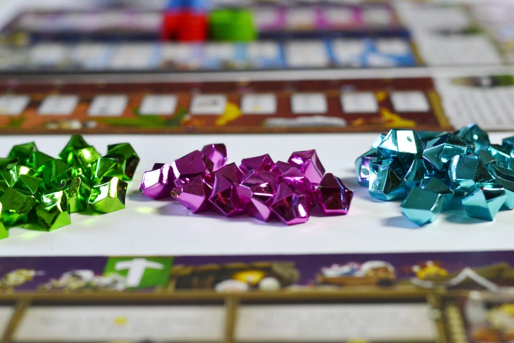 Edelsteine und Spielbretter aus dem Familienspiel Imperial Miners