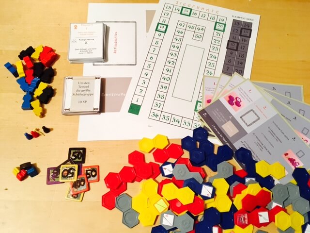 Spielmaterialien des frühen Prototyps für das Brettspiel Lumicora