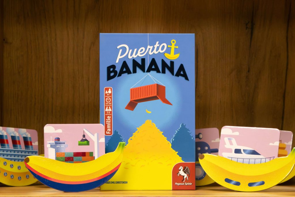 Spielmaterial und Schachtel des Brettspiels Puerto Banana