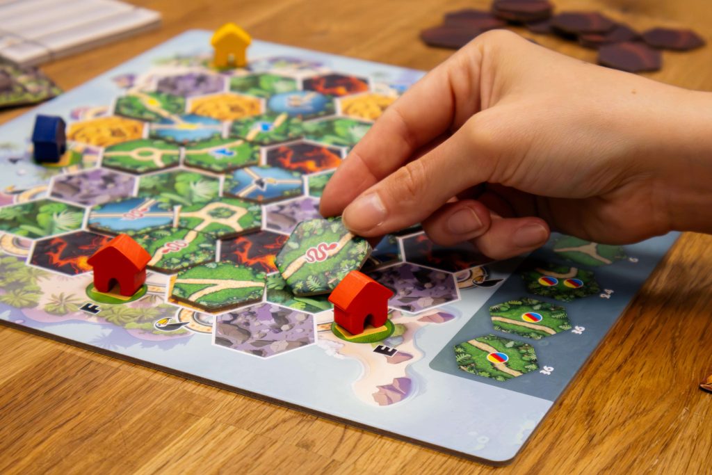 Spieltableau und Spielfiguren des Brettspiels Tucana Builders