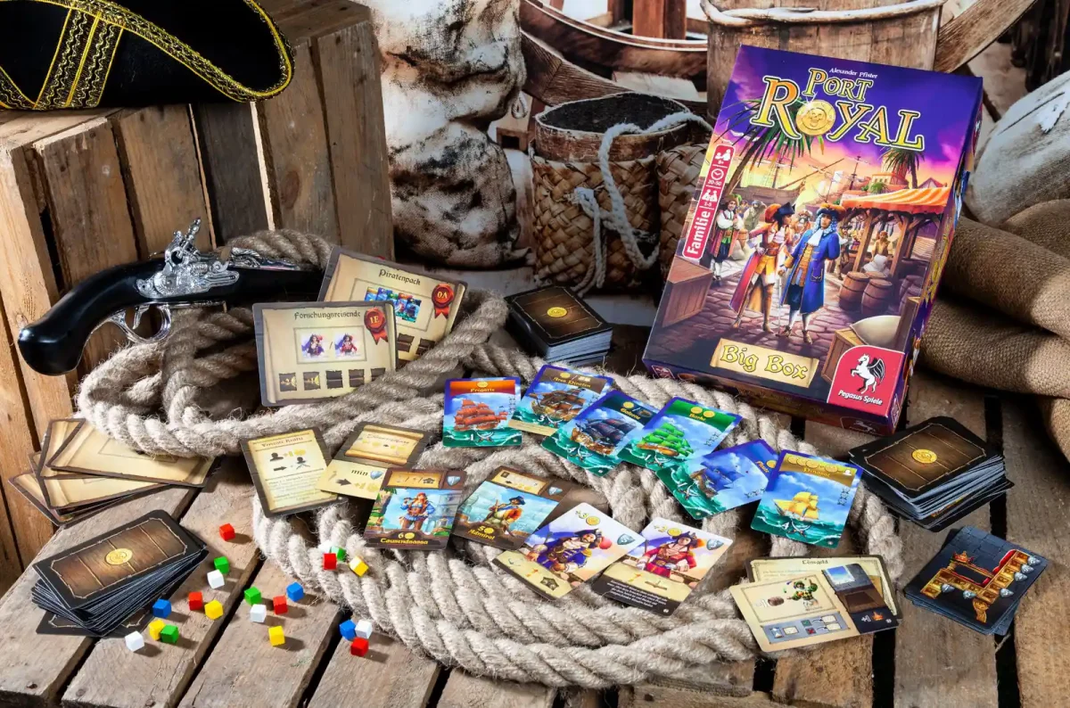 Materialien der Port Royal Big Box vor maritimem Hintergrund