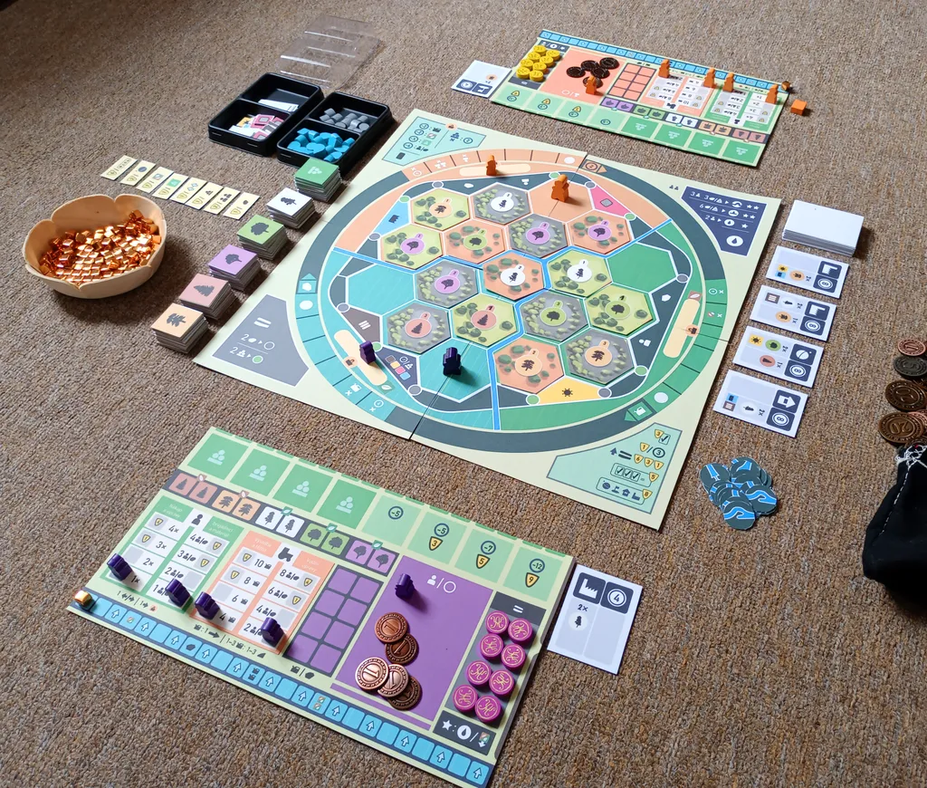 Spielmaterialien des ersten spielfertigen Prototypen des Brettspiels Forestry