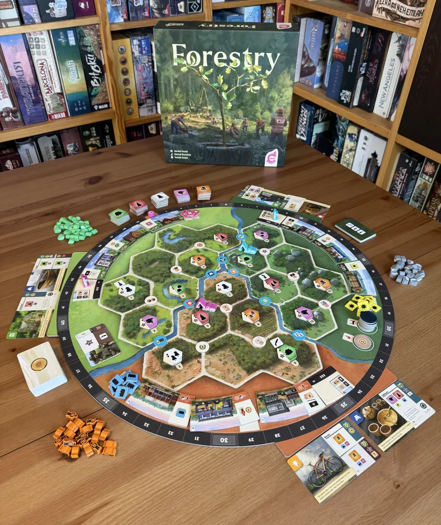 Spielmaterial und Box des Brettspiels Forestry in der finalen Version