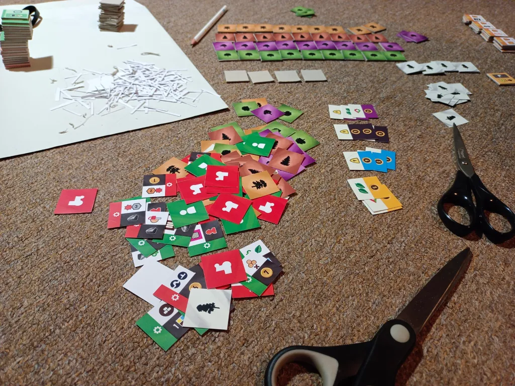 Spielmaterialien eines frühen Prototypen des Brettspiels Forestry