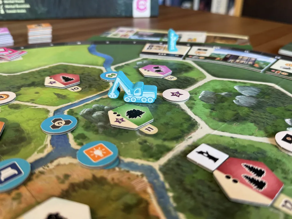 Spielbrett mit Erntemaschine des Brettspiels Forestry