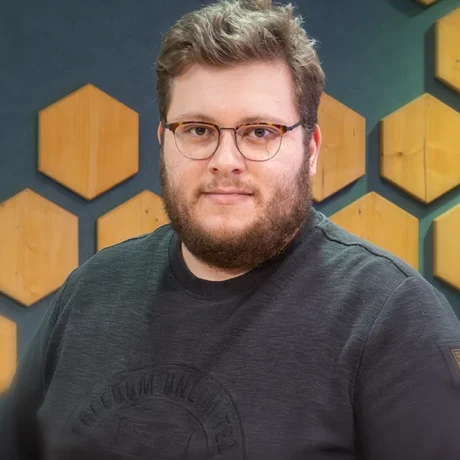 Nico Finkernagel vor einer Wand mit Holzdekoelementen