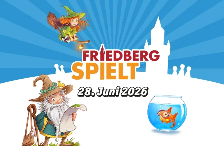 Illustration mit einer Hexe auf einem Besen, einem Zauberer mit einem Schriftstück und einem Goldfisch in einem runden Glas vor einer stilisierten Stadtsilhouette und dem Text FRIEDBERG SPIELT 28. Juni 2026