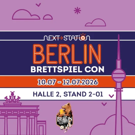Next Station Berlin Brettspiel Con, 10.7. bis 12.7., Halle 2 Stand D2-01; Rosa Hintergrund mit Illustrationen Berliner Wahrzeichen Fernsehturm und Brandenburger Tor mit blauem, orangenem und weißem Streifen; Logo Berlin Brettspiel Con
