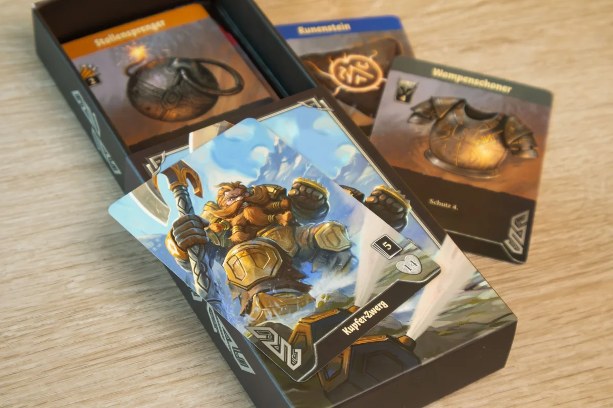 Charakter Kupferzwerg mit Ausrüstungskarten aus dem Brettspiel Boss Fighters QR