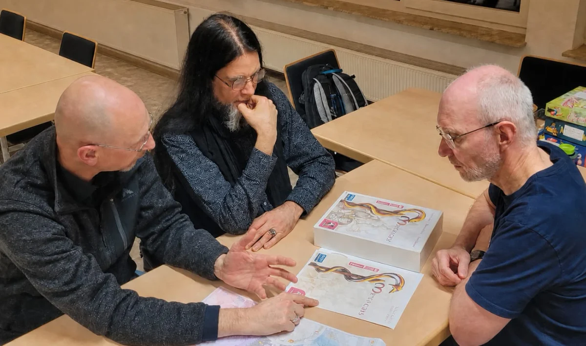 V.l.n.r.: Autor Stefan Feld, Illustrator Dennis Lohausen und Redakteur Ralph Bruhn